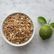 Cascara de limon trozada